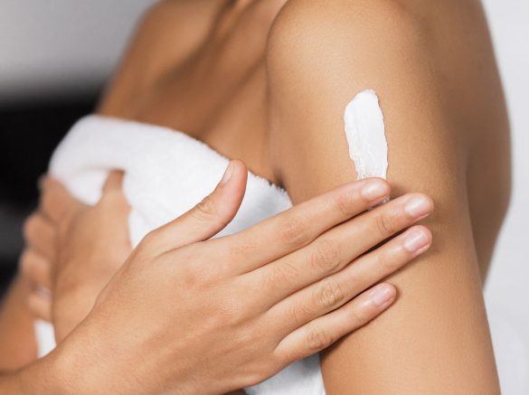 Application de soin corps hydratant lors d'un massage rituel à L'Interlude Beauté Lingolsheim