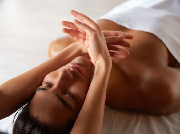 Femme recevant un massage Dermo Facialiste anti-âge à L'Interlude Beauté Lingolsheim